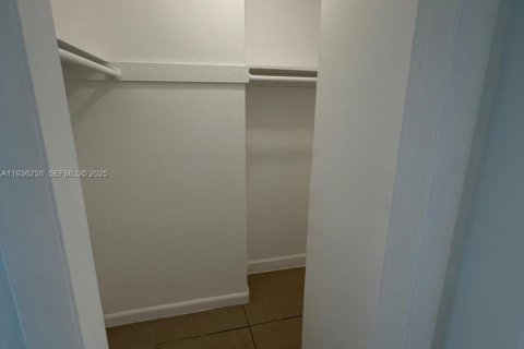 Condo in Miami, Florida, 1 bedroom  № 1994263 - photo 9