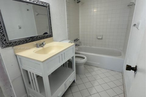 Condo in Miami, Florida, 1 bedroom  № 1994263 - photo 12