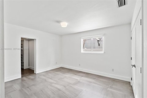 House in Miami, Florida 5 bedrooms, 210.42 sq.m. № 1999438 - photo 16