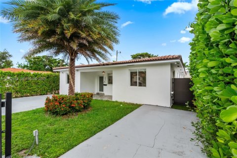 House in Miami, Florida 5 bedrooms, 210.42 sq.m. № 1999438 - photo 9