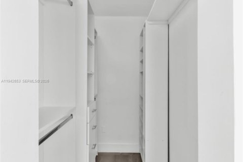 House in Miami, Florida 5 bedrooms, 210.42 sq.m. № 1999438 - photo 19