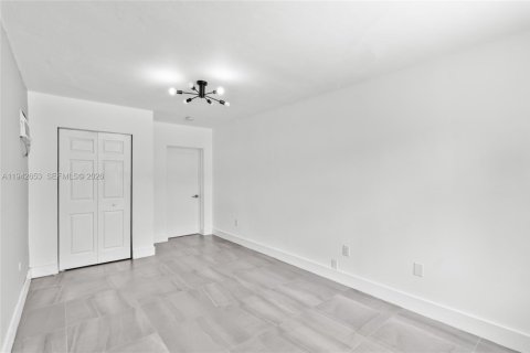 House in Miami, Florida 5 bedrooms, 210.42 sq.m. № 1999438 - photo 23