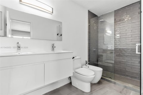 House in Miami, Florida 5 bedrooms, 210.42 sq.m. № 1999438 - photo 20