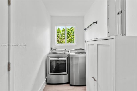 House in Miami, Florida 5 bedrooms, 210.42 sq.m. № 1999438 - photo 25