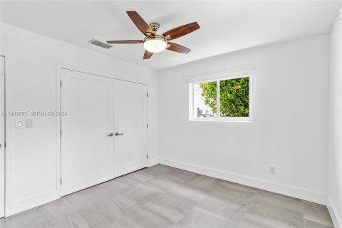 House in Miami, Florida 5 bedrooms, 210.42 sq.m. № 1999438 - photo 11