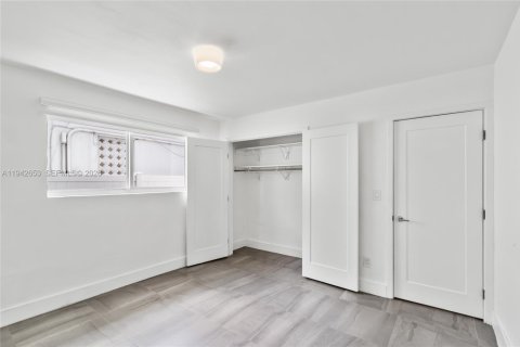 House in Miami, Florida 5 bedrooms, 210.42 sq.m. № 1999438 - photo 15