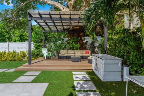 House in Miami, Florida 5 bedrooms, 210.42 sq.m. № 1999438 - photo 5