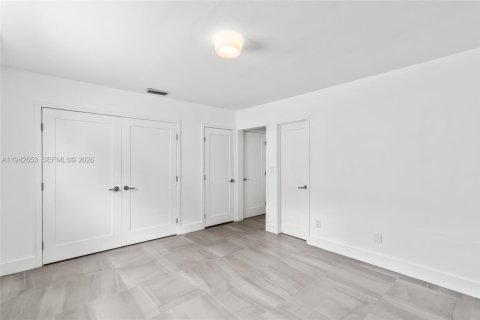 House in Miami, Florida 5 bedrooms, 210.42 sq.m. № 1999438 - photo 17