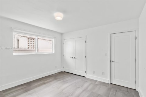 House in Miami, Florida 5 bedrooms, 210.42 sq.m. № 1999438 - photo 14