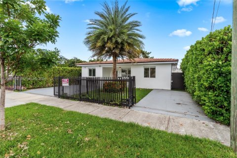 House in Miami, Florida 5 bedrooms, 210.42 sq.m. № 1999438 - photo 8