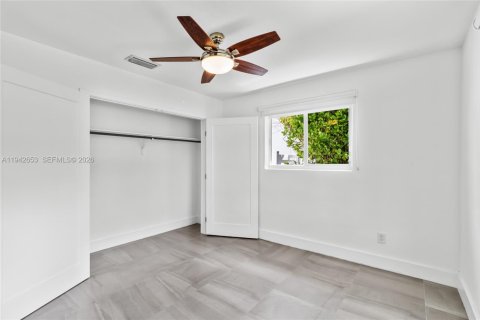 House in Miami, Florida 5 bedrooms, 210.42 sq.m. № 1999438 - photo 12