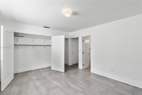 House in Miami, Florida 5 bedrooms, 210.42 sq.m. № 1999438 - photo 18