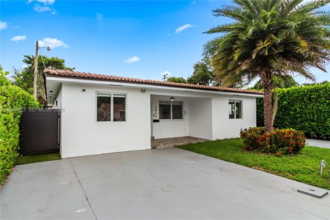 House in Miami, Florida 5 bedrooms, 210.42 sq.m. № 1999438 - photo 6