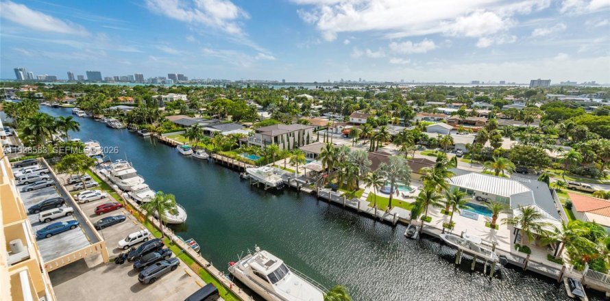 Condo à North Miami, Floride, 1 chambre  № 2189945