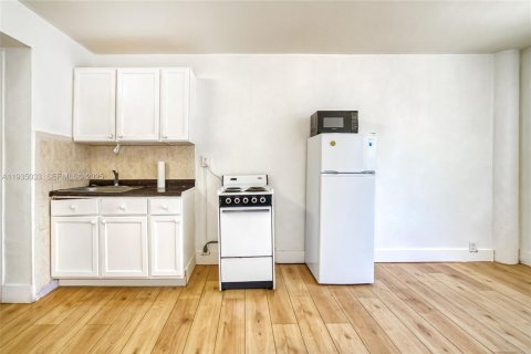 Condo in Miami Beach, Florida  № 1993430 - photo 2