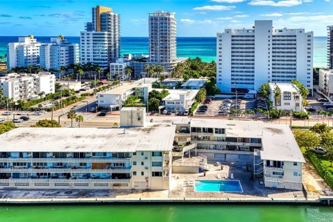Condo in Miami Beach, Florida  № 1993430 - photo 23
