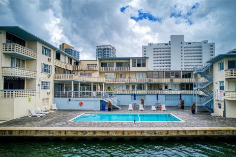 Condo in Miami Beach, Florida  № 1993430 - photo 11