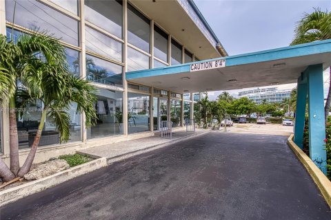 Condo in Miami Beach, Florida  № 1993430 - photo 13