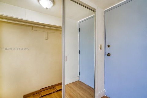 Condo in Miami Beach, Florida  № 1993430 - photo 7