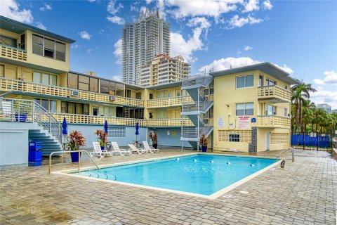 Condo in Miami Beach, Florida  № 1993430 - photo 9
