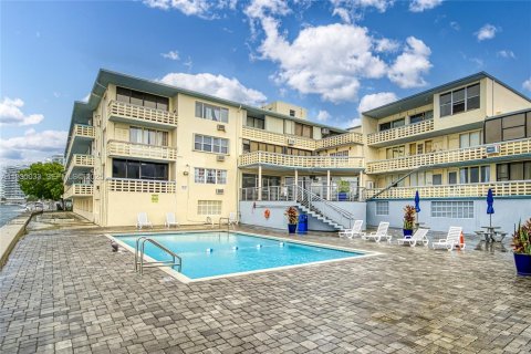 Condo in Miami Beach, Florida  № 1993430 - photo 10
