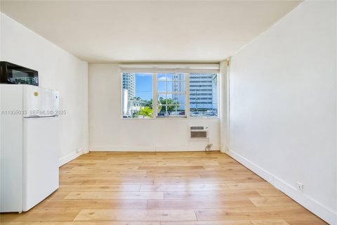 Condo in Miami Beach, Florida  № 1993430 - photo 4