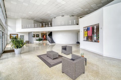 Condo in Miami Beach, Florida  № 1993430 - photo 15