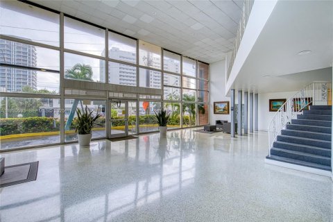 Condo in Miami Beach, Florida  № 1993430 - photo 16