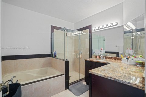 Townhouse in Miramar, Florida 4 bedrooms, 180.14 sq.m. № 1955111 - photo 24