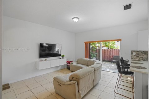 Townhouse in Miramar, Florida 4 bedrooms, 180.14 sq.m. № 1955111 - photo 8