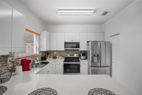 Townhouse in Miramar, Florida 4 bedrooms, 180.14 sq.m. № 1955111 - photo 11