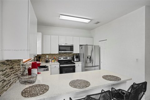 Townhouse in Miramar, Florida 4 bedrooms, 180.14 sq.m. № 1955111 - photo 10