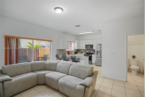 Townhouse in Miramar, Florida 4 bedrooms, 180.14 sq.m. № 1955111 - photo 13