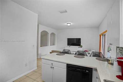 Townhouse in Miramar, Florida 4 bedrooms, 180.14 sq.m. № 1955111 - photo 12
