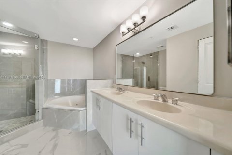 Купить кондоминиум в Норт-Бей-Виллидж, Флорида 2 спальни, 118.36м2, № 2043665 - фото 20