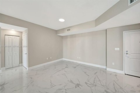 Купить кондоминиум в Норт-Бей-Виллидж, Флорида 2 спальни, 118.36м2, № 2043665 - фото 8