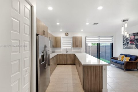 Townhouse in Miami Lakes, Florida 3 bedrooms, 170.75 sq.m. № 1941297 - photo 3
