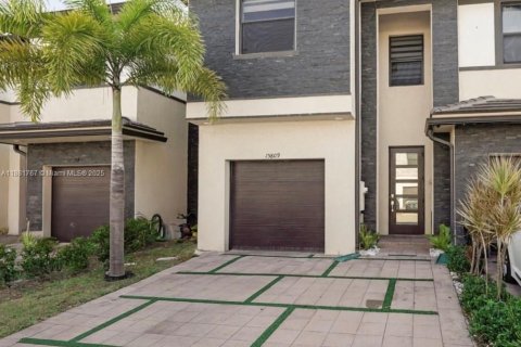 Townhouse in Miami Lakes, Florida 3 bedrooms, 170.75 sq.m. № 1941297 - photo 1