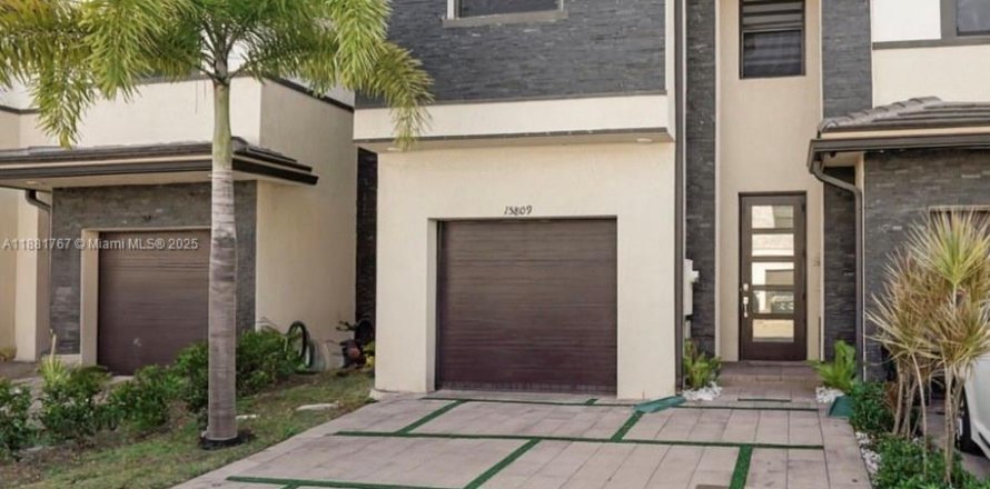 Townhouse in Miami Lakes, Florida 3 bedrooms, 170.75 sq.m. № 1941297