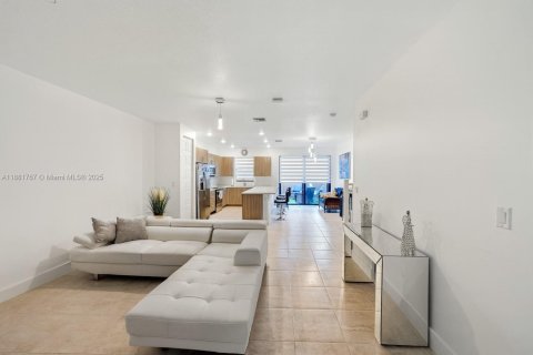 Townhouse in Miami Lakes, Florida 3 bedrooms, 170.75 sq.m. № 1941297 - photo 5
