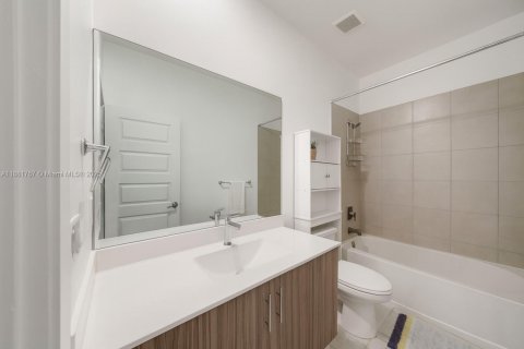 Townhouse in Miami Lakes, Florida 3 bedrooms, 170.75 sq.m. № 1941297 - photo 9
