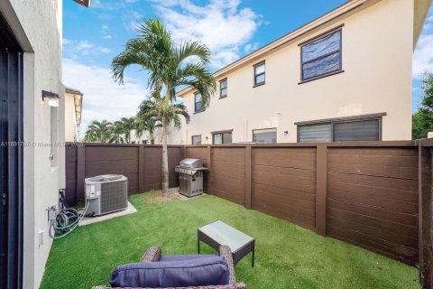 Townhouse in Miami Lakes, Florida 3 bedrooms, 170.75 sq.m. № 1941297 - photo 4