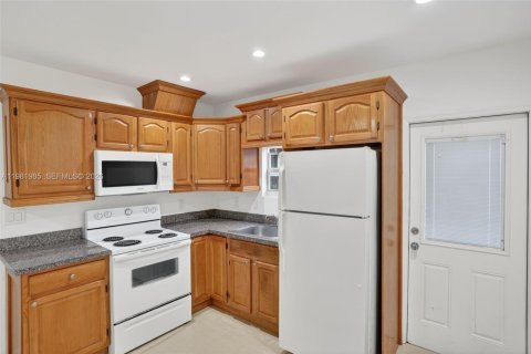 Снять в аренду виллу или дом в Майами, Флорида 2 спальни, 148.46м2, № 2043240 - фото 10