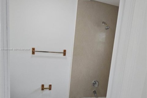 Снять в аренду виллу или дом в Майами, Флорида 2 спальни, 148.46м2, № 2043240 - фото 2