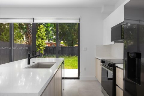 Townhouse in Miami, Florida 3 bedrooms, 148.64 sq.m. № 2072983 - photo 13