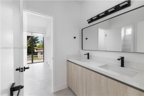 Townhouse in Miami, Florida 3 bedrooms, 148.64 sq.m. № 2072983 - photo 14