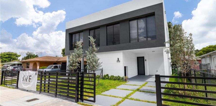 Townhouse in Miami, Florida 3 bedrooms, 148.64 sq.m. № 2072983