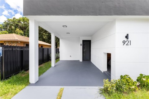Townhouse in Miami, Florida 3 bedrooms, 148.64 sq.m. № 2072983 - photo 4