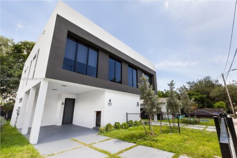 Townhouse in Miami, Florida 3 bedrooms, 148.64 sq.m. № 2072983 - photo 2