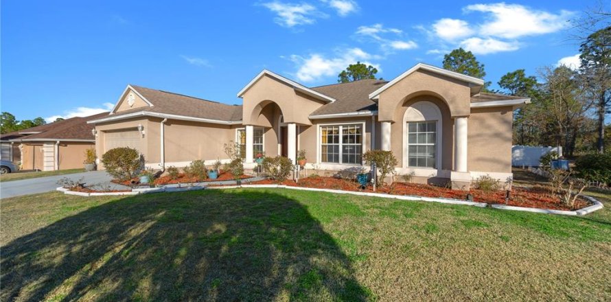 House in Homosassa, Florida 4 bedrooms, 207.73 sq.m. № 2097696